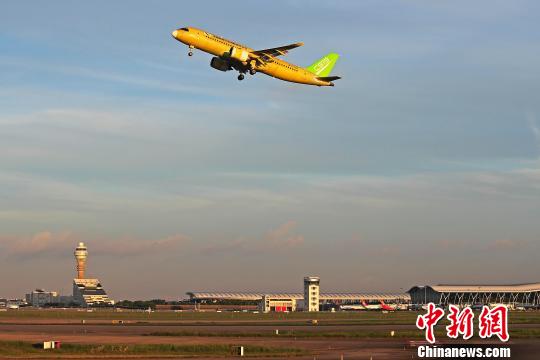 中國商飛C919大型客機104架機于5時32分從上海浦東國際機場第四跑道起飛?！∫罅⑶?攝