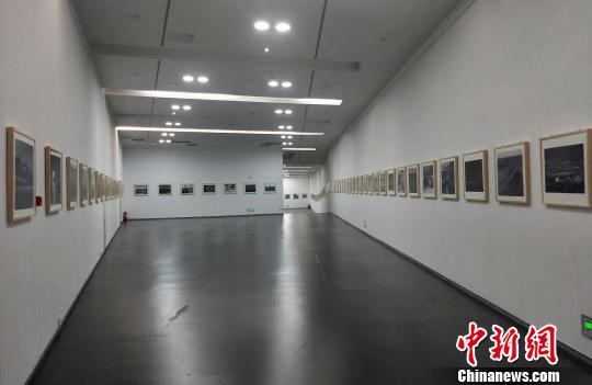 “長城腳下是故鄉(xiāng)-山西長城影像志”攝影作品中外十城市巡展1日在山西太原美術(shù)館首展?！钆迮?攝