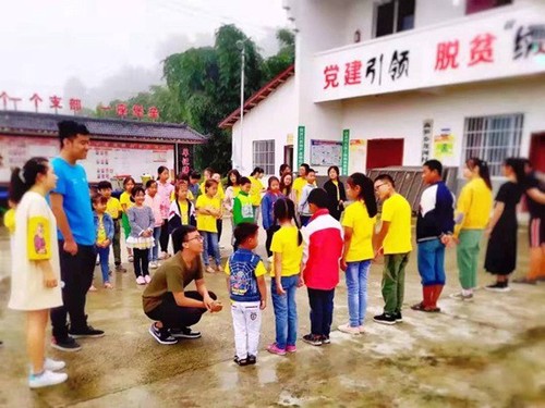 西南交通大學“砥力筑夢”暑期社會實踐隊隊員與貧困地區(qū)小朋友們玩“蘿卜蹲”游戲。