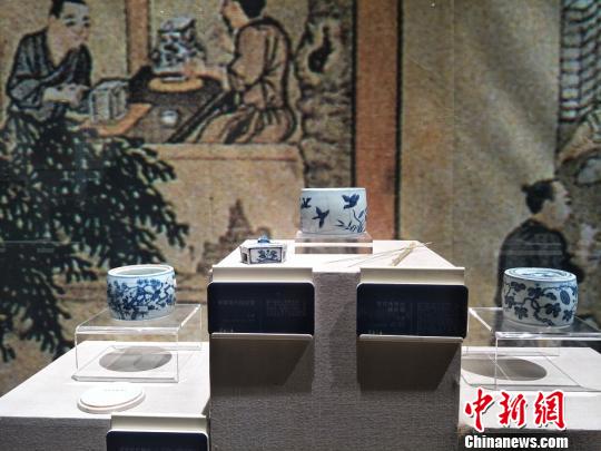 “景德鎮(zhèn)宋元明清花器瓷展”在廣東東莞市袁崇煥紀(jì)念園開展。圖為展出花器瓷文物精品 李映民 攝