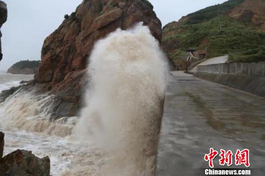 圖為臺風來臨前的溫嶺石塘金沙灘?！〗鹪茋?攝