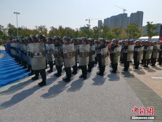 8月12日，公安部組織全國公安機關在154個城市同步開展以“銷槍爆 除禍患 保大慶 護民安”為主題的集中統(tǒng)一銷毀活動，對去年以來全國公安機關收繳和群眾主動上繳的氣槍、獵槍等10.7萬支非法槍支及一大批炸藥、雷管等爆炸物品進行集中安全銷毀，切實消除社會治安隱患。張子揚 攝