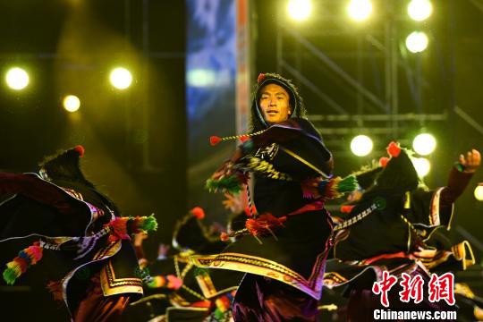 圖為開幕式現(xiàn)場西藏原生態(tài)舞蹈表演《歡樂的牧人》?！『闻罾?攝