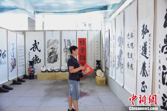 “養(yǎng)心觀德”文化藝術(shù)展展出眾多名家字畫，詮釋“文武雙全”?！￡慅埳?攝