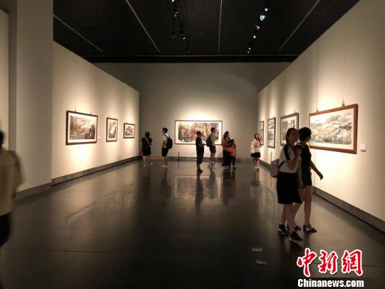 18日，“云月八千里——江明賢墨彩巡回展”在位于南京的江蘇省美術(shù)館新館開展?！≈鞎苑f 攝