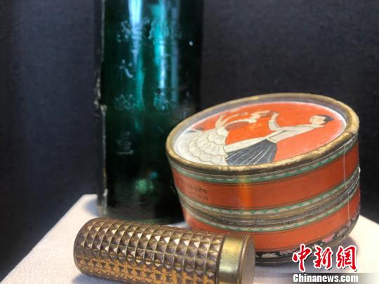 老上海三零年代生活物件主題展展品——護(hù)膚品?！⌒烀黝?攝