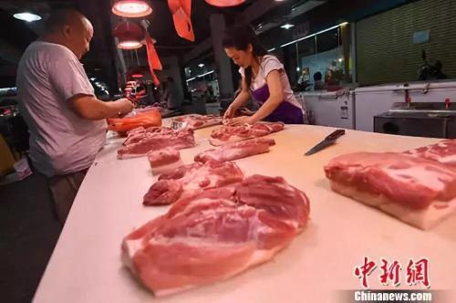 資料圖：民眾在菜市場(chǎng)選購(gòu)豬肉。<a target='_blank' href='http://www.chinanews.com/'>中新社</a>記者 武俊杰 攝