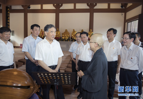 9月9日至10日，中共中央政治局常委、全國政協(xié)主席汪洋在江西調(diào)研宗教工作。這是9月9日，汪洋在宜黃縣曹山寶積寺與僧人交流。新華社記者 王曄 攝