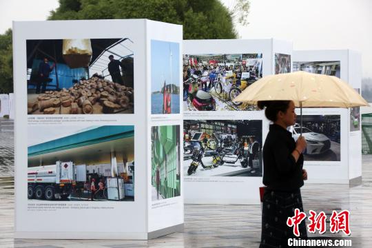 民眾觀看展覽。　任海霞 攝