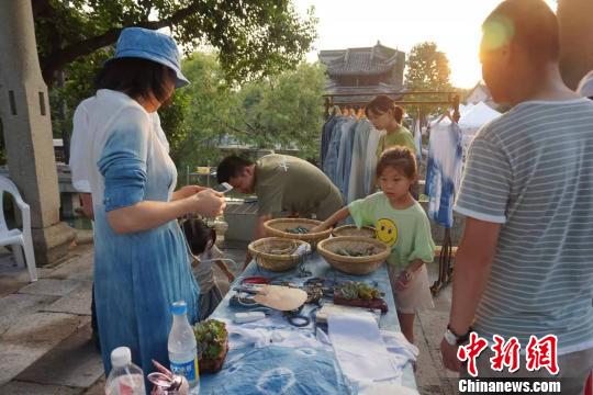 扎染攤位吸引許多游客?！堨蠚g 攝