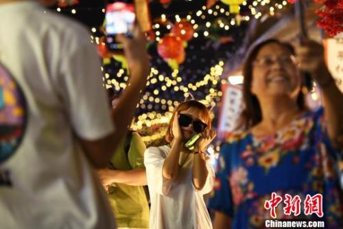 資料圖：重慶中秋夜市開街生意火爆。陳超 攝