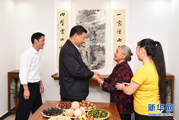 9月16日至18日，中共中央總書記、國家主席、中央軍委主席習(xí)近平在河南考察。這是16日下午，習(xí)近平在信陽市新縣田鋪鄉(xiāng)田鋪大塆“老家寒舍”民宿店，同店主一家親切交談。 新華社記者 謝環(huán)馳 攝