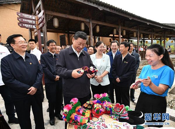 9月16日至18日，中共中央總書記、國家主席、中央軍委主席習(xí)近平在河南考察。這是16日下午，習(xí)近平在信陽市新縣田鋪鄉(xiāng)田鋪大塆考察調(diào)研。 新華社記者 謝環(huán)馳 攝