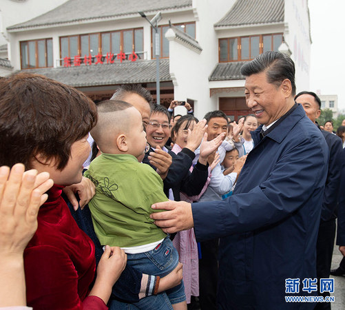 9月16日至18日，中共中央總書記、國家主席、中央軍委主席習近平在河南考察。這是17日上午，習近平在信陽市光山縣文殊鄉(xiāng)東岳村同鄉(xiāng)親們親切交流，祝愿鄉(xiāng)親們生活芝麻開花節(jié)節(jié)高。 新華社記者 謝環(huán)馳 攝