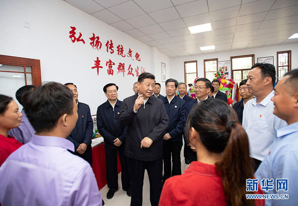 9月16日至18日，中共中央總書記、國家主席、中央軍委主席習近平在河南考察。這是17日上午，習近平在信陽市光山縣文殊鄉(xiāng)東岳村文化接待中心，同當?shù)孛撠氈赂粠ь^人親切交流，勉勵他們帶動更多鄉(xiāng)親們致富。 新華社記者 謝環(huán)馳 攝