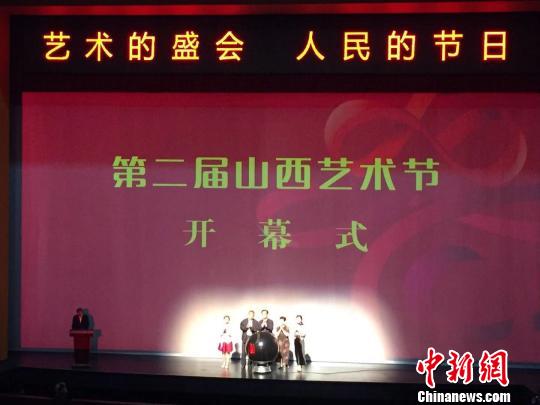 晉劇表演藝術(shù)家王愛(ài)愛(ài)、書(shū)法家趙望進(jìn)、群眾廣場(chǎng)舞傳播人吳蓓和中國(guó)戲曲少兒小梅花獎(jiǎng)獲得者王佳欣與呂巖松共同按下啟動(dòng)球，啟幕第二屆山西藝術(shù)節(jié)。主辦方供圖