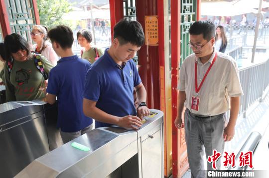 恭王府博物館館長(zhǎng)馮乃恩示范刷身份證實(shí)名入園 杜洋 攝