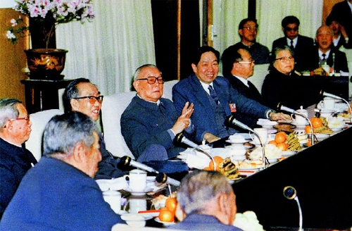 1988年3月29日，李先念等與各民主黨派中央、全國(guó)工商聯(lián)主要負(fù)責(zé)人、無黨派人士座談。