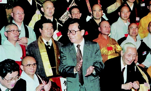 1995年5月22日，李瑞環(huán)主席在人民大會堂與出席中國、韓國、日本佛教友好交流會議的代表合影。  新華社發(fā)