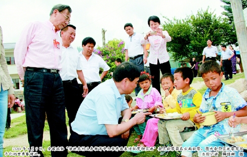 2014年6月9日，全國政協(xié)“推進(jìn)農(nóng)村義務(wù)教育學(xué)生營養(yǎng)改善計(jì)劃貫徹實(shí)施”委員視察團(tuán)在云南視察。圖為委員實(shí)地察看孩子們的營養(yǎng)餐情況。  本報記者 廉維亮 攝