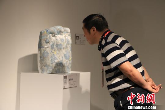 9月20日，第十三屆全國美術(shù)作品展覽陶藝作品展作品吸引觀者駐足觀賞?！±铐嵑?攝