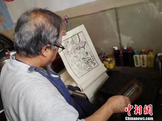 18歲那年，山西絳州木版年畫傳承人吳百鎖第一次接觸絳州木版年畫，便被它古樸的線條和厚重的色彩所吸引?！钆迮?攝