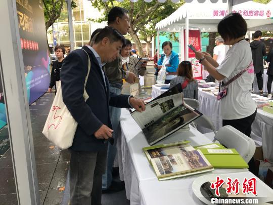 市集上展示了百余種與“建筑可閱讀”相關(guān)的文創(chuàng)產(chǎn)品。　芊燁 攝