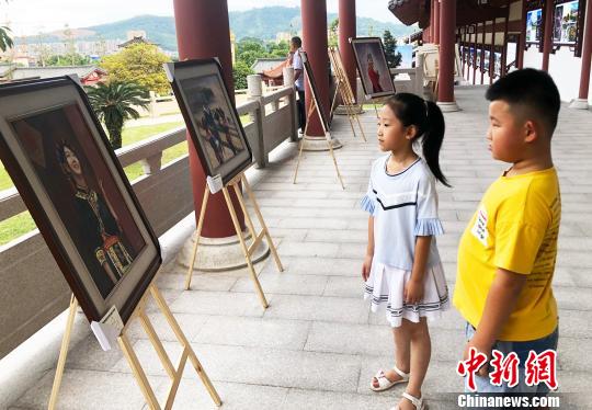 圖為市民參觀油畫作品展。　林榕生 攝