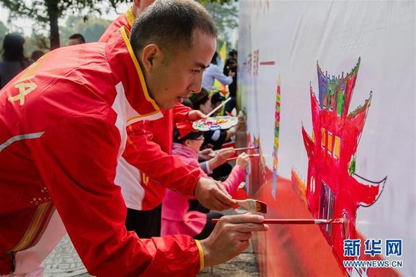 9月26日，在云南師范大學校園內(nèi)的西南聯(lián)合大學舊址，參加活動的青聯(lián)委員及青年代表在繪制展板。 新華社記者 胡超 攝