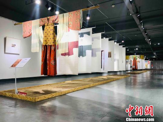 展覽現(xiàn)場展出的展品。　徐小雯 攝