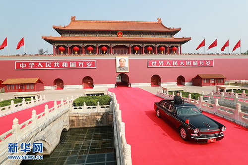 10月1日，慶祝中華人民共和國成立70周年大會在北京天安門廣場隆重舉行。中共中央總書記、國家主席、中央軍委主席習近平發(fā)表重要講話并檢閱受閱部隊。這是習近平乘坐檢閱車，經(jīng)過金水橋，駛上長安街。 新華社記者 龐興雷 攝