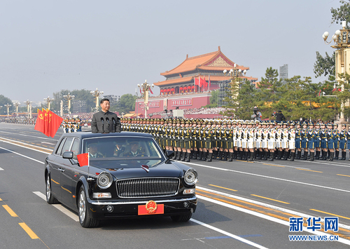 10月1日，慶祝中華人民共和國成立70周年大會在北京天安門廣場隆重舉行。這是中共中央總書記、國家主席、中央軍委主席習近平檢閱受閱部隊。 新華社記者 李濤 攝