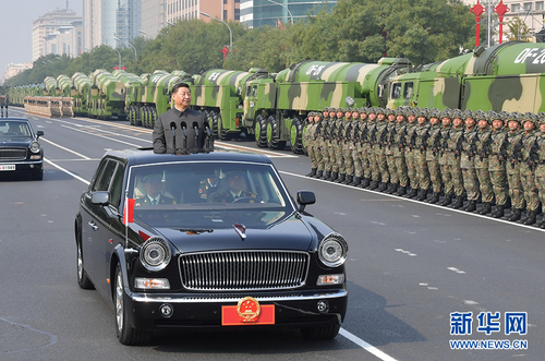 10月1日，慶祝中華人民共和國成立70周年大會在北京天安門廣場隆重舉行。這是中共中央總書記、國家主席、中央軍委主席習近平檢閱受閱部隊。 新華社記者 李濤 攝