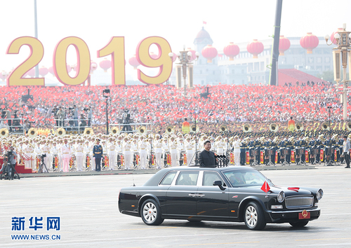 10月1日，慶祝中華人民共和國成立70周年大會在北京天安門廣場隆重舉行。這是中共中央總書記、國家主席、中央軍委主席習近平檢閱受閱部隊。 新華社記者 劉衛(wèi)兵 攝  jpg