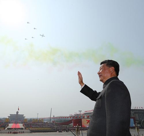 10月1日，慶祝中華人民共和國成立70周年大會在北京天安門廣場隆重舉行。中共中央總書記、國家主席、中央軍委主席習近平發(fā)表重要講話并檢閱受閱部隊。這是習近平在天安門城樓上。 新華社記者 鞠鵬 攝jpg