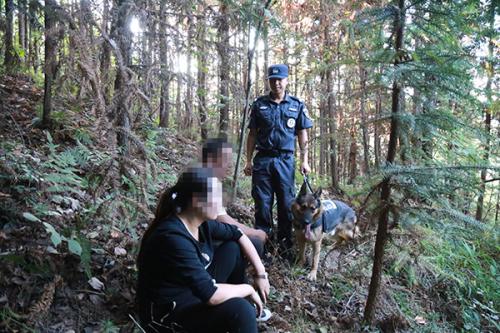 警方在山林中對(duì)涉賭人員進(jìn)行抓捕