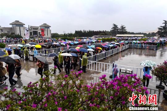 游客冒雨參觀秦始皇帝陵博物院?！?zhí)熘?攝