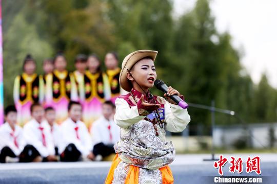 圖為“花兒”演唱?！?zhí)砀?攝