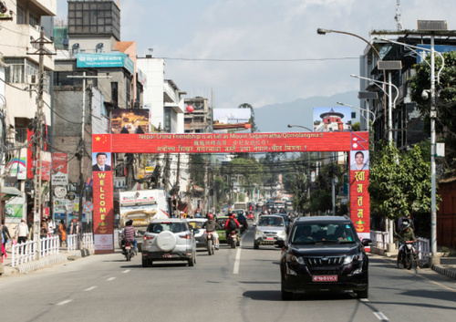 尼首都加德滿都主要道路上已掛起“熱烈歡迎我們尊貴的中國客人”“巍巍珠峰高聳，中尼友誼長存”等歡迎標(biāo)語。新華社記者王婧嬙攝