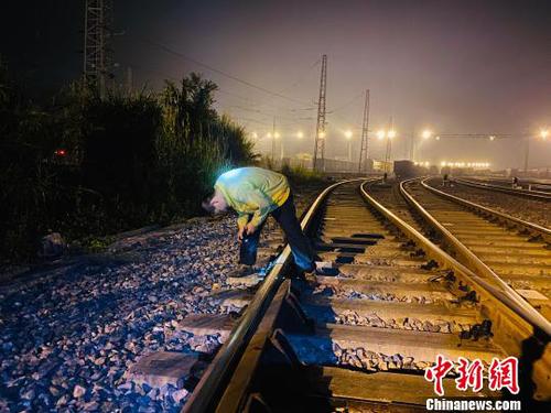 鐵路工人排查線路安全隱患。　鐵路供圖 攝