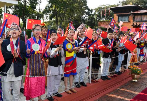 2019年10月12日，尼泊爾首都加德滿都特里布萬(wàn)國(guó)際機(jī)場(chǎng)，尼泊爾孩子們站在紅地毯一側(cè)，熱烈歡迎中國(guó)國(guó)家主席習(xí)近平來(lái)訪。新華社記者高潔攝