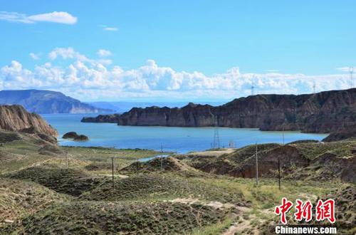 圖為龍羊湖湖面。(資料圖) 魯?shù)り?攝