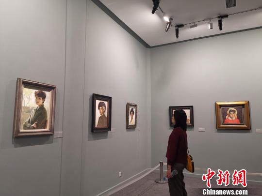 圖為觀眾參觀，“時(shí)代的印記——靳尚誼油畫(huà)與素描作品展”。　趙曉 攝