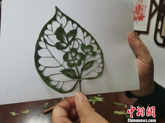 圖為，都婉莉創(chuàng)作的作品“蝶戀花”?！O宏瑗 攝