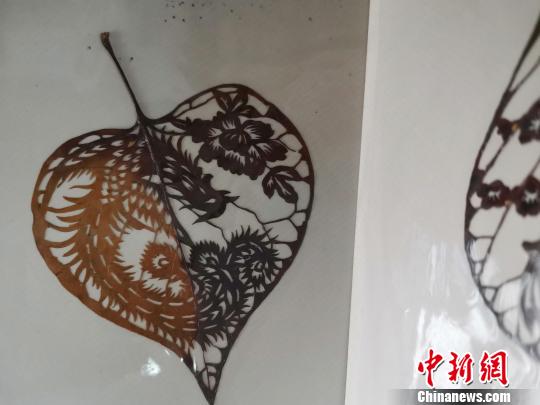 圖為，都婉莉創(chuàng)作的變色葉雕作品?！O宏瑗 攝