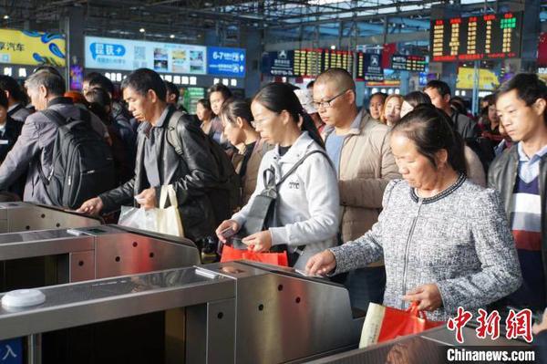  資料圖：鐵路旅客憑有效購票身份證件原件進(jìn)站乘車。 楊華 攝