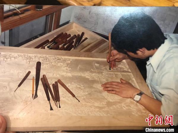 圖為1986年，胡建華在加拿大創(chuàng)作照片?！×植?攝