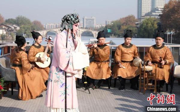 浙江昆劇團國家一級演員楊崑在運河邊表演昆曲。　徐軍 攝