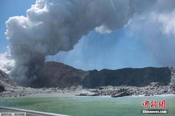 當(dāng)?shù)貢r(shí)間12月9日，新西蘭豐盛灣懷特島火山爆發(fā)，火山灰直沖云霄。