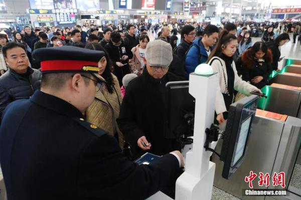 資料圖：12月12日，旅客在鐵路上海虹橋站排隊(duì)購買車票。 殷立勤 攝